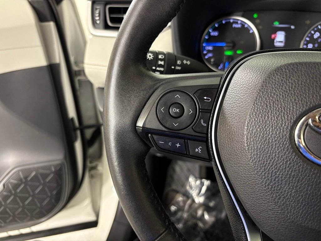 Used 2021 White Toyota XLE Premium image 21