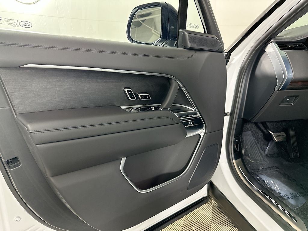 Used 2025 Fuji White Land Rover SE image 22