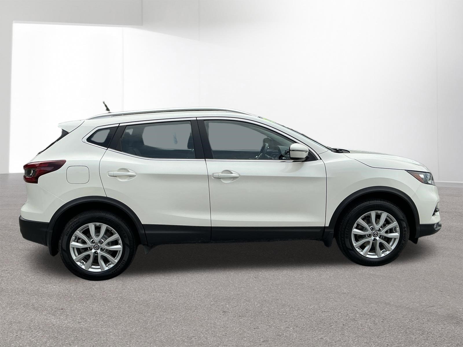 Used 2022 Pearl White Tricoat Nissan SV image 2