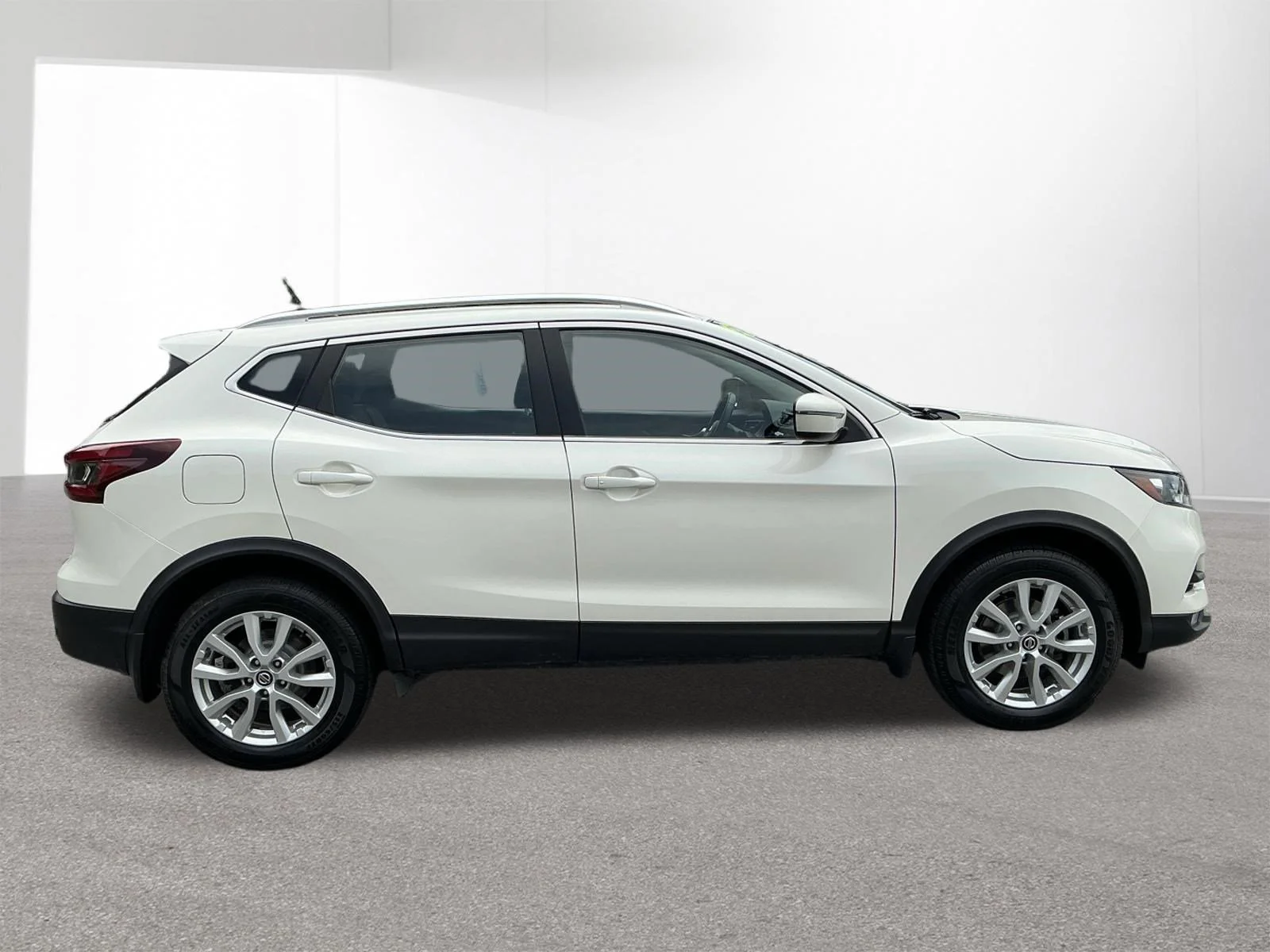 Used 2022 Pearl White Tricoat Nissan SV image 2