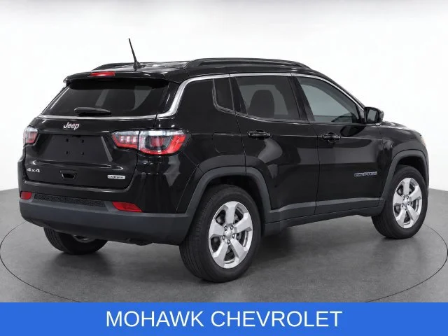 Used 2021  Jeep Latitude image 5