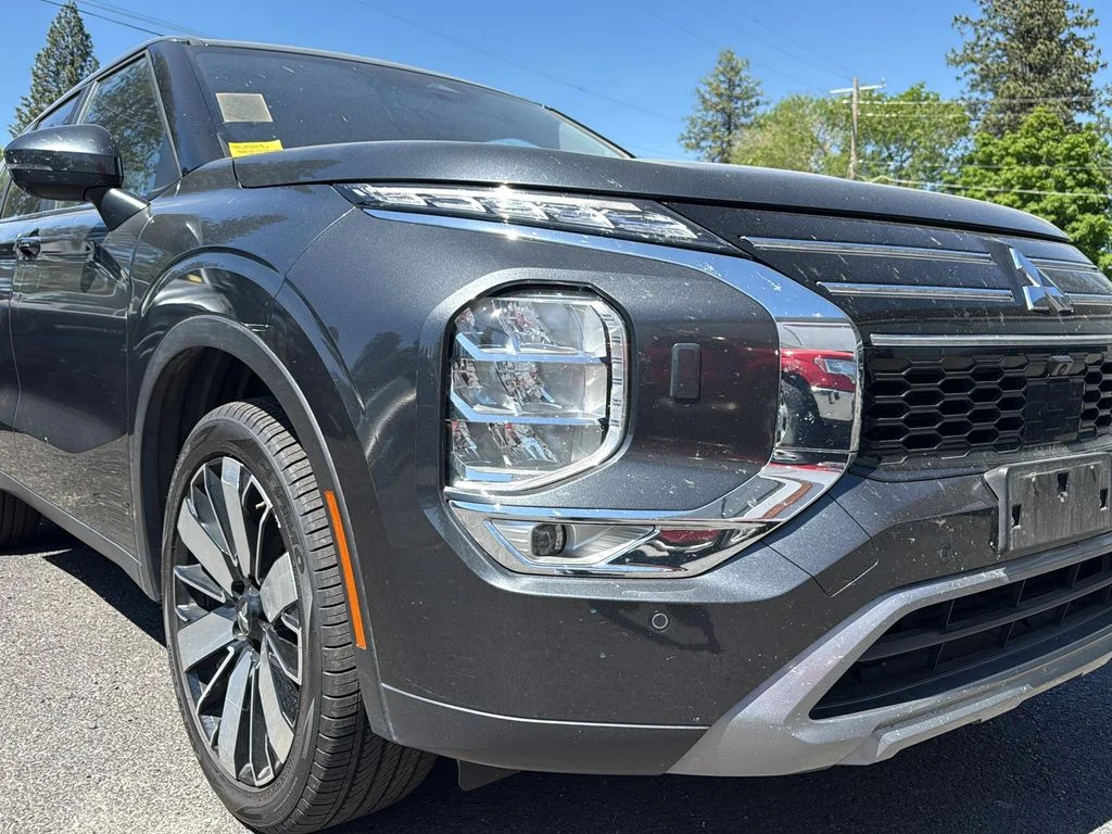 Used 2025 Gray Mitsubishi SE image 30