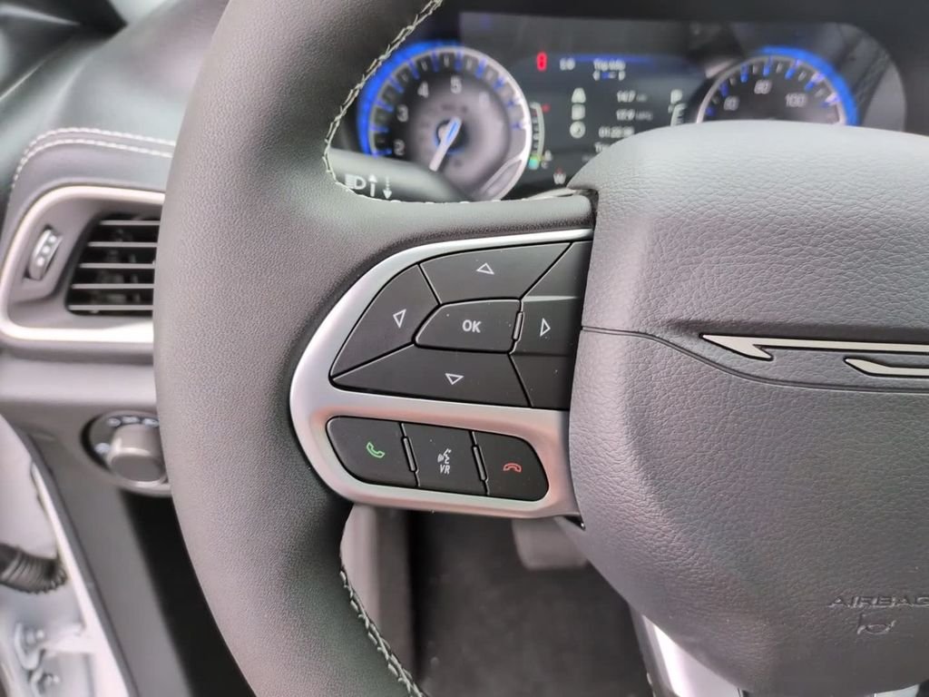 New 2027 Bright White Clearcoat Chrysler Select image 21