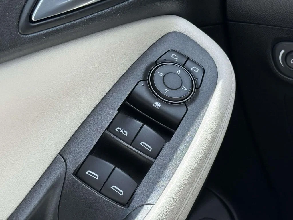 Used 2020 White Frost Buick Essence image 27