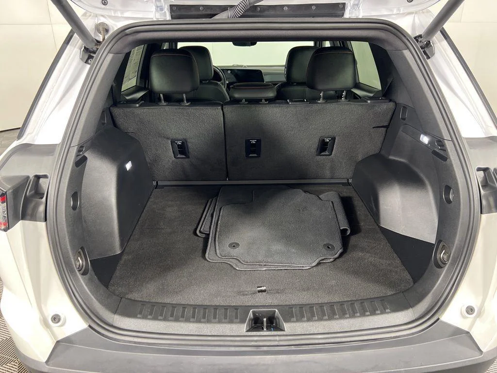Used 2025 Pearl Chevrolet RS image 8
