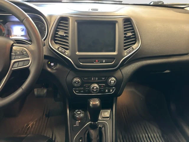 Used 2022 White Jeep Latitude Lux image 12