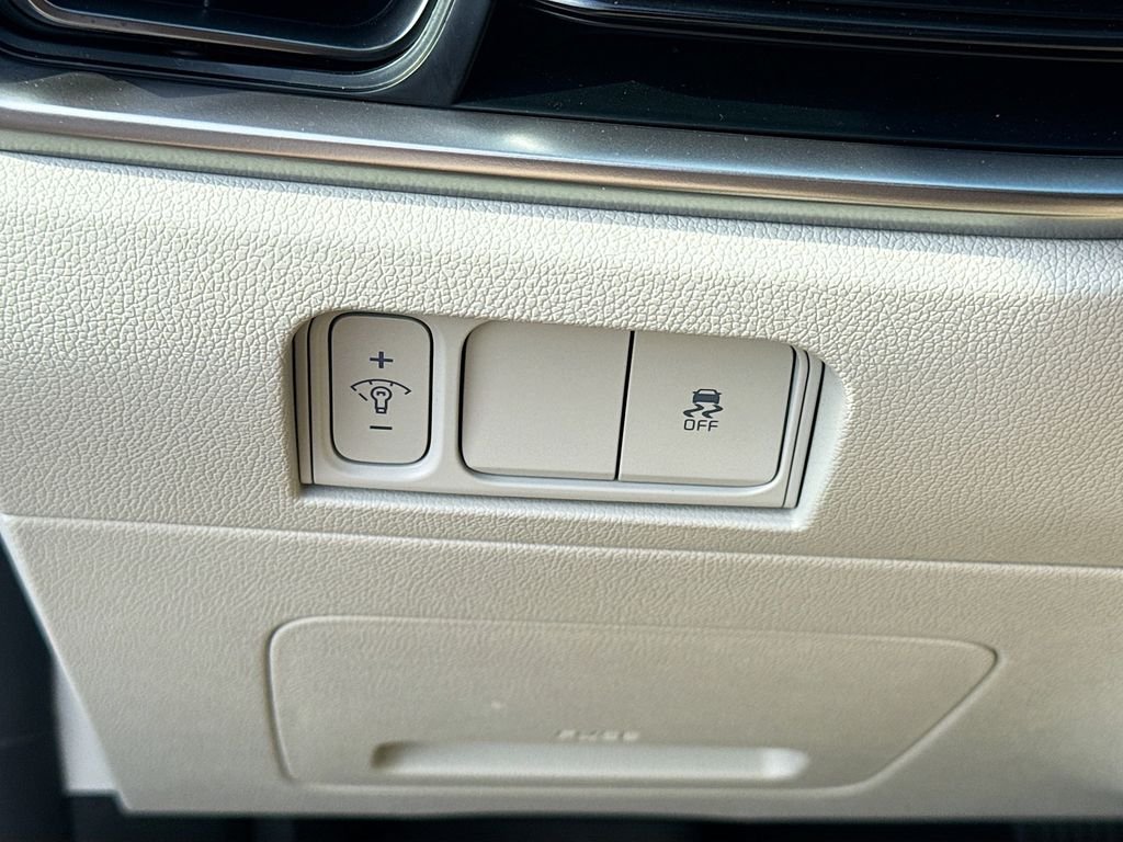 Used 2025 Glacial White Pearl Kia S image 19