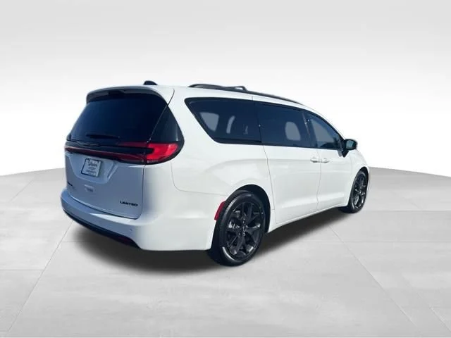 Used 2025 White Chrysler Limited image 6