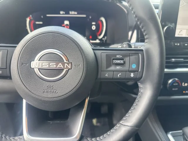 Used 2023 White Nissan Platinum image 21