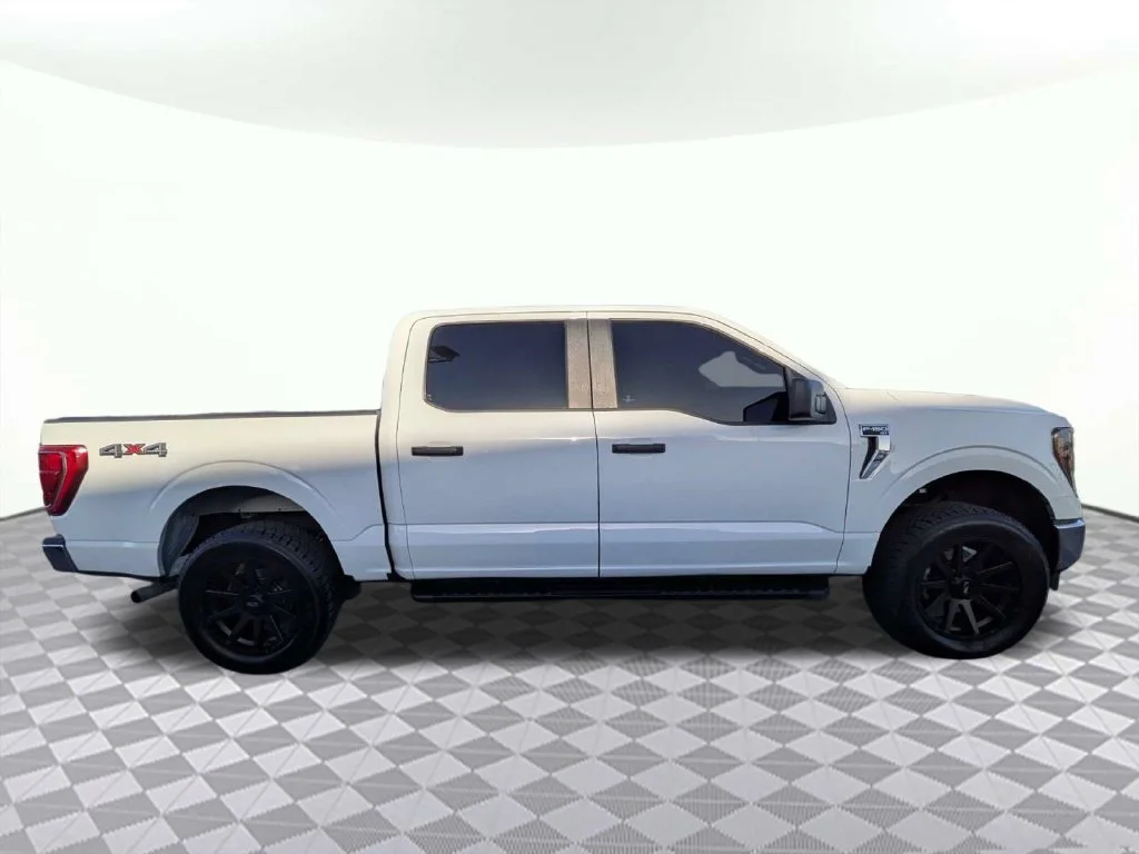 Certified Used 2023 Oxford White Ford XLT image 2