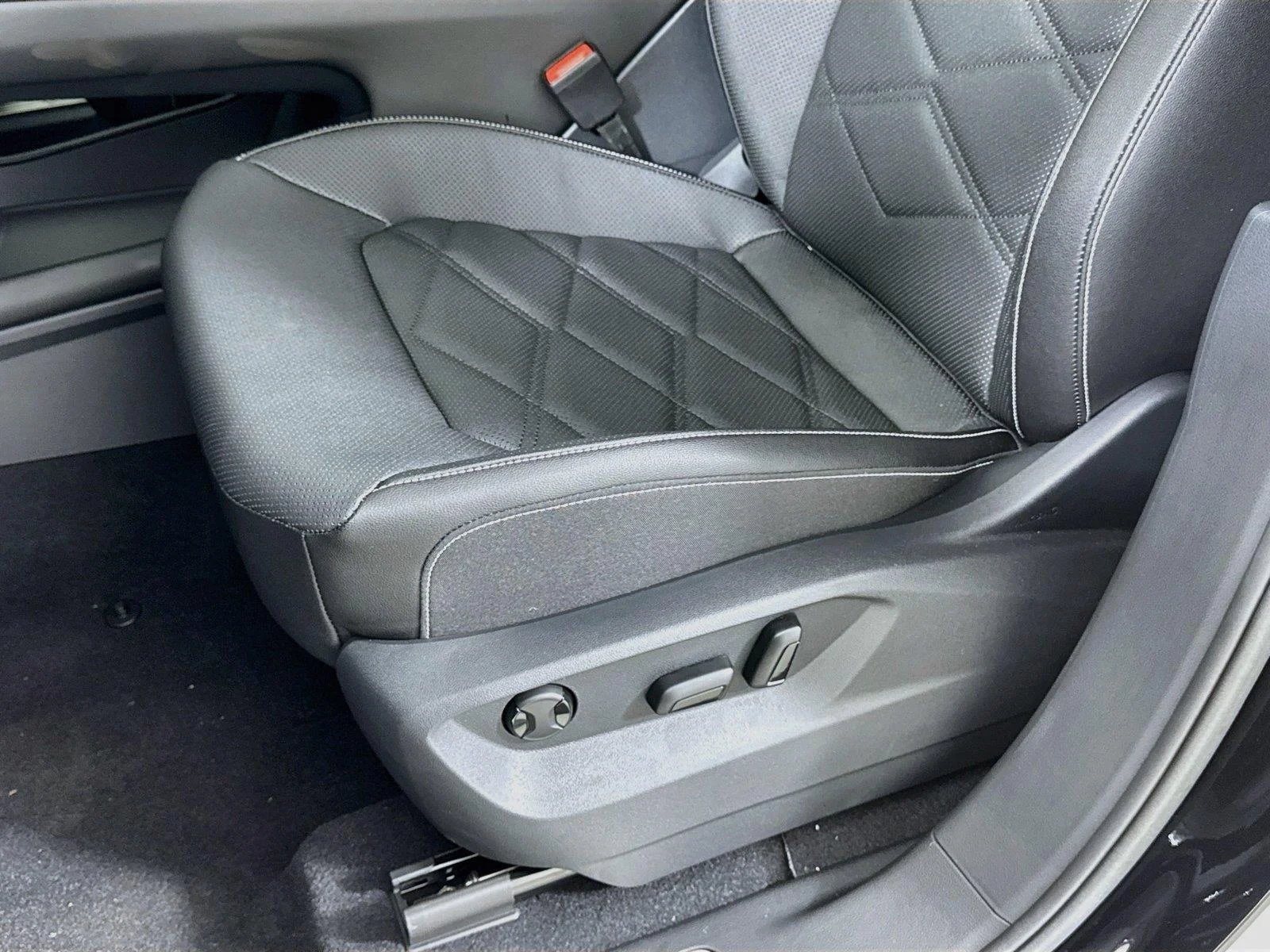 New 2026 Deep Black Pearl Volkswagen 2.0T SE w/Technology image 18