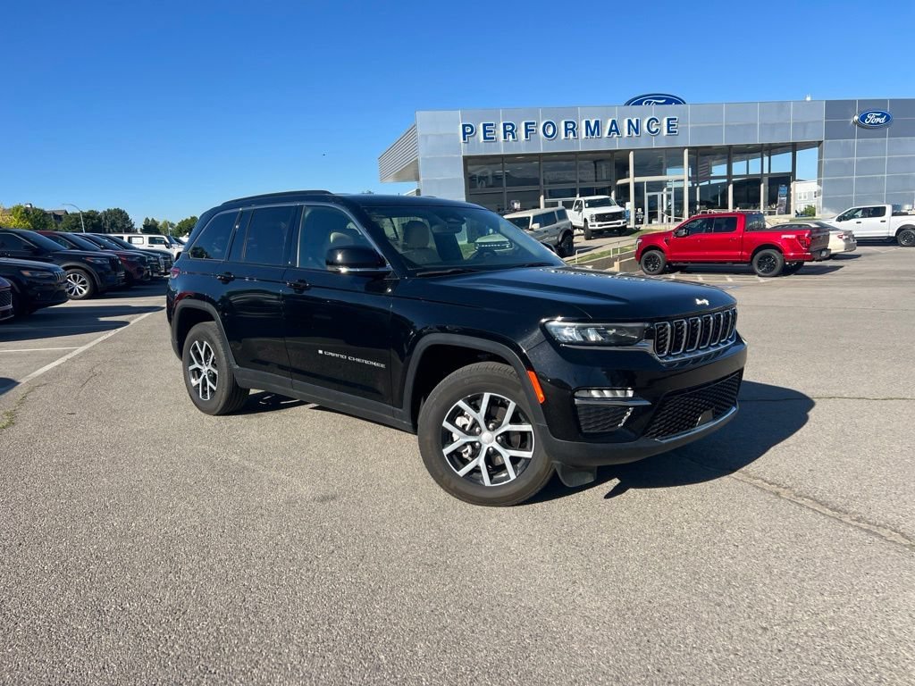 Used 2024 Diamond Black Crystal Pearlcoat Jeep Limited image 2