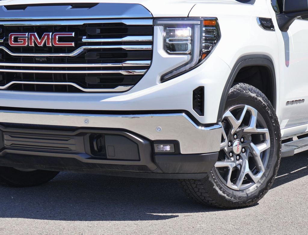 Used 2024 White Frost Tricoat GMC SLT image 28