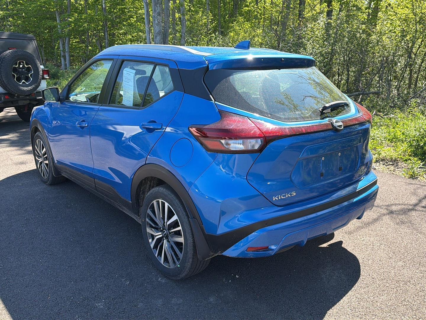 Used 2022 Electric Blue Metallic Nissan SV image 6