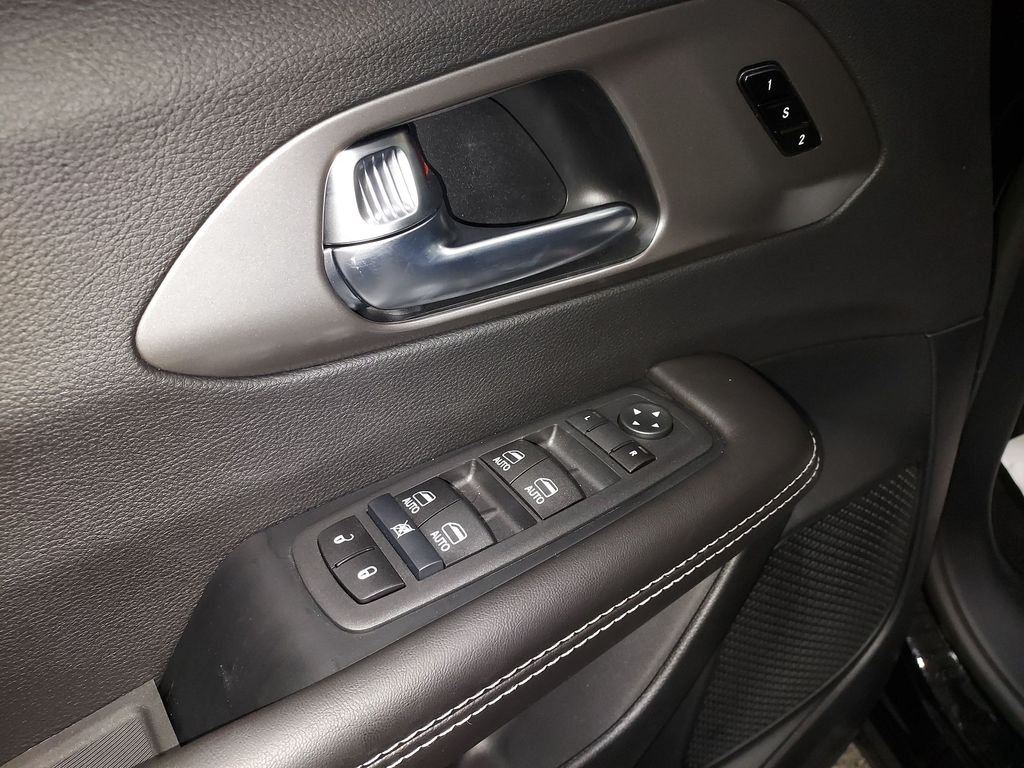 New 2026 Diamond Black Crystal Pearl-Coat Exterior Paint Chrysler Select image 19