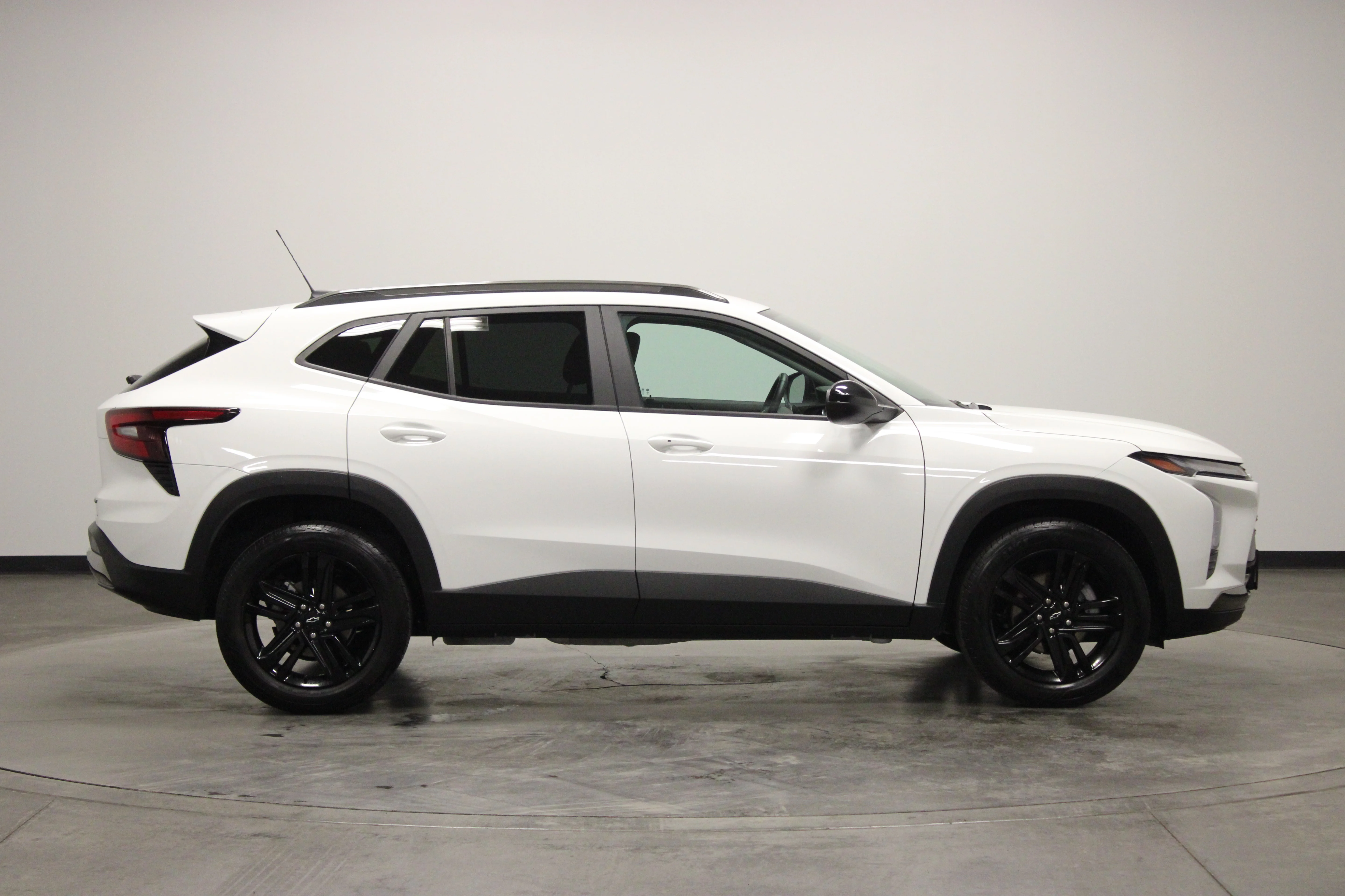 Used 2025 Summit White Chevrolet ACTIV image 9