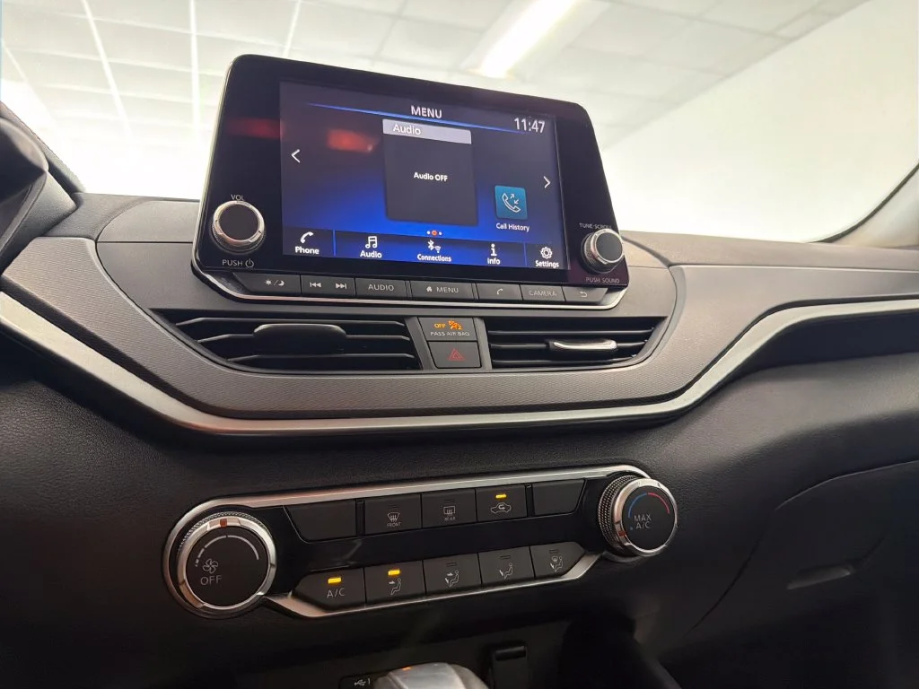 Used 2025 White Nissan 2.5 SR image 14