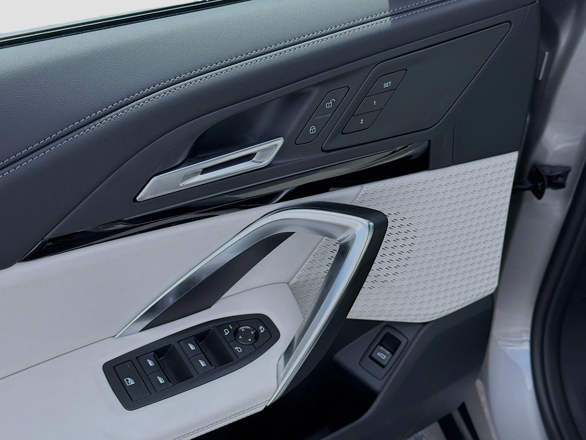 New 2026 Space Silver Metallic BMW xDrive28i image 22