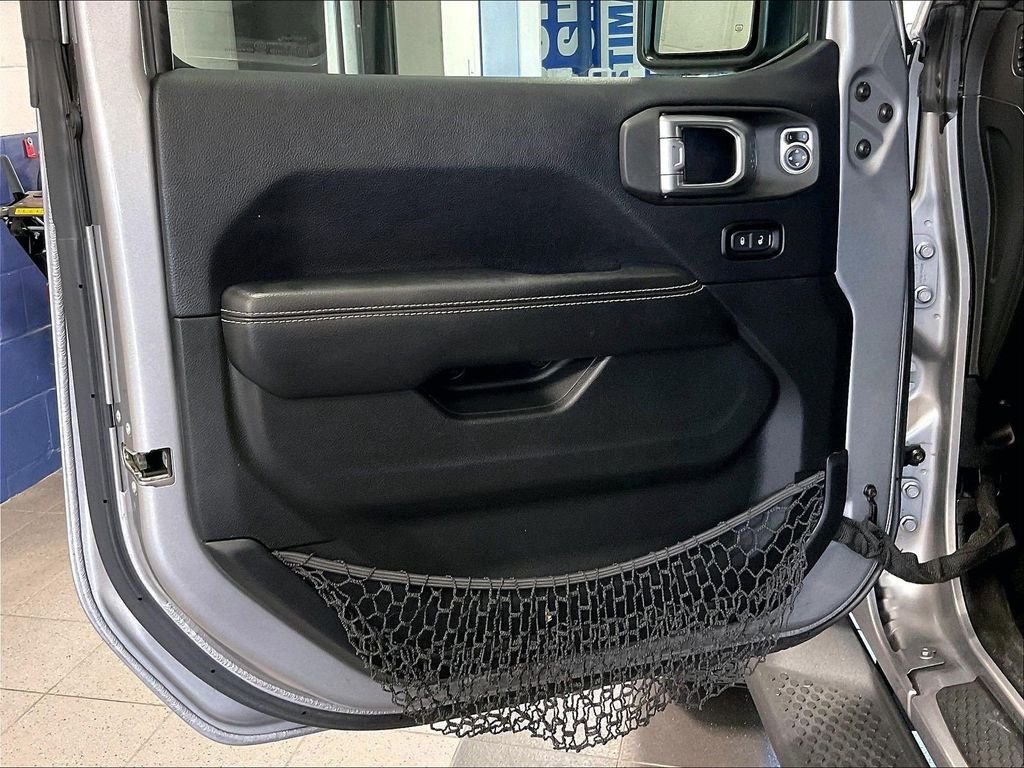 Used 2018 Silver Jeep Unlimited Sahara image 9