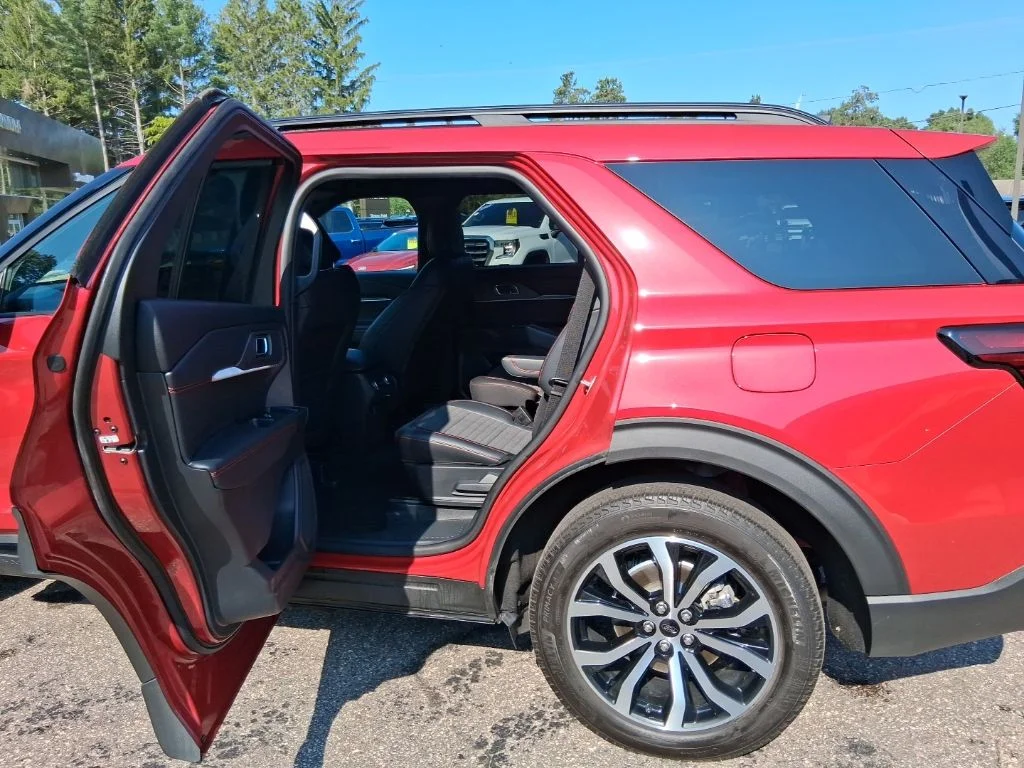 Used 2025 Rapid Red Metallic Tinted Clearcoat Ford ST-Line image 32