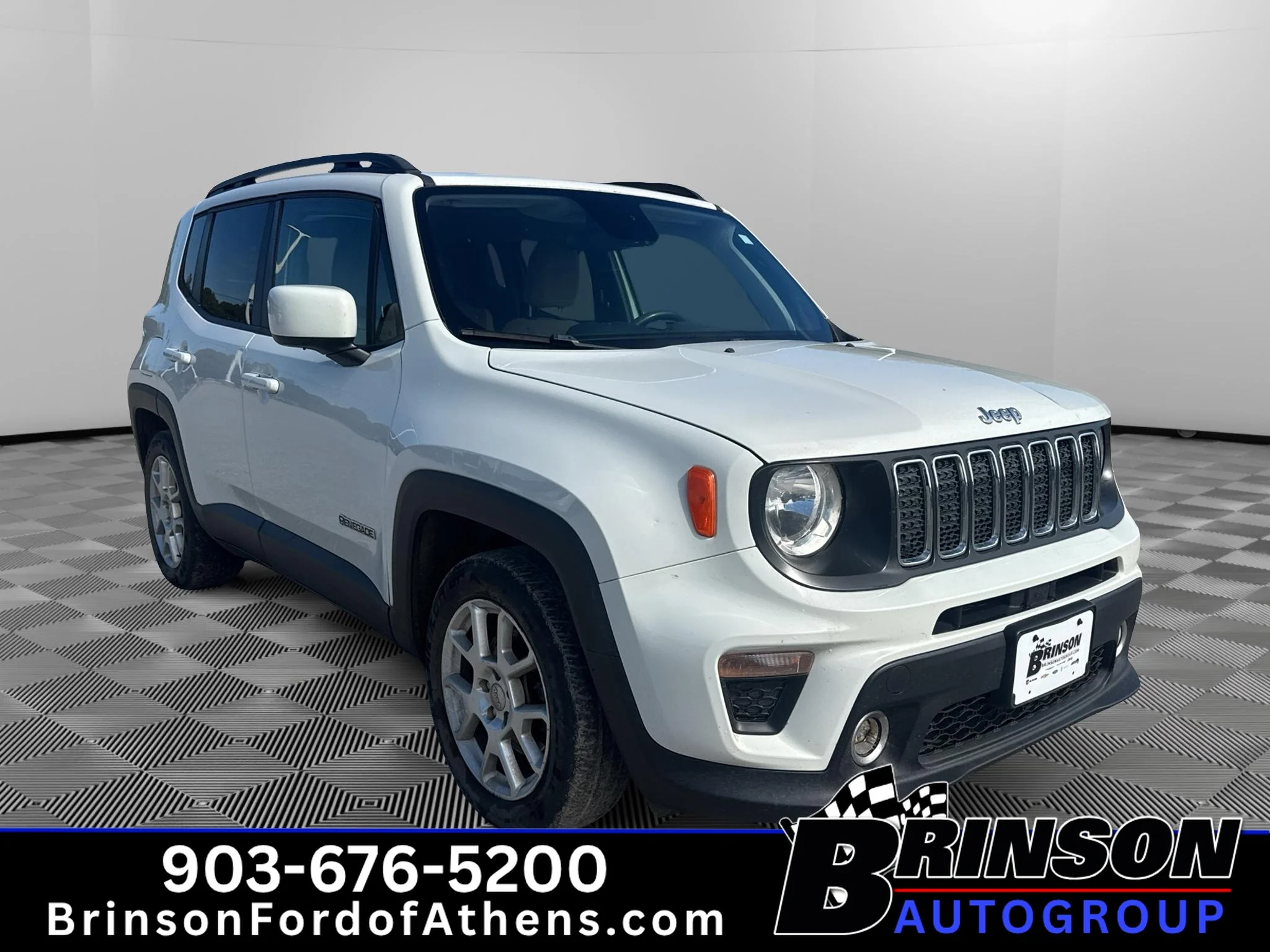 Used 2019 Alpine White Clearcoat Jeep Latitude image 3