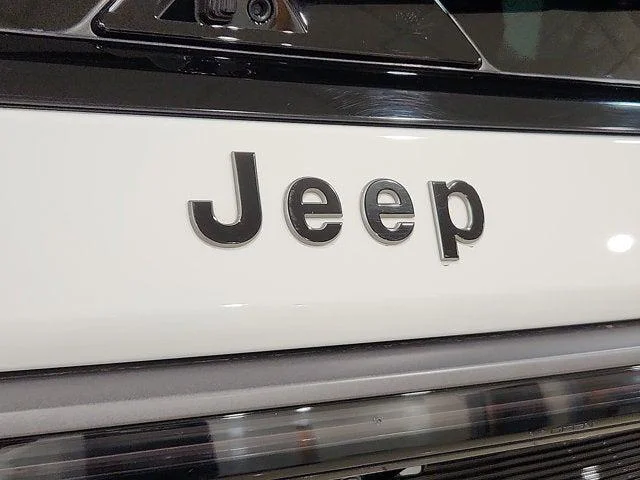 New 2026 Bright White Clear-Coat Exterior Paint Jeep Summit Obsidian image 11