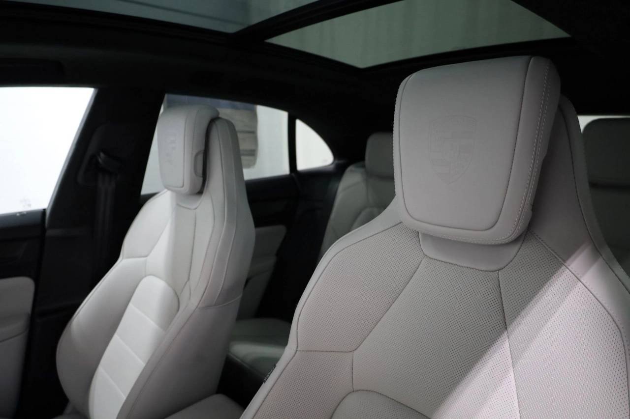 2025 Porsche Macan Turbo Electric - Photo 18
