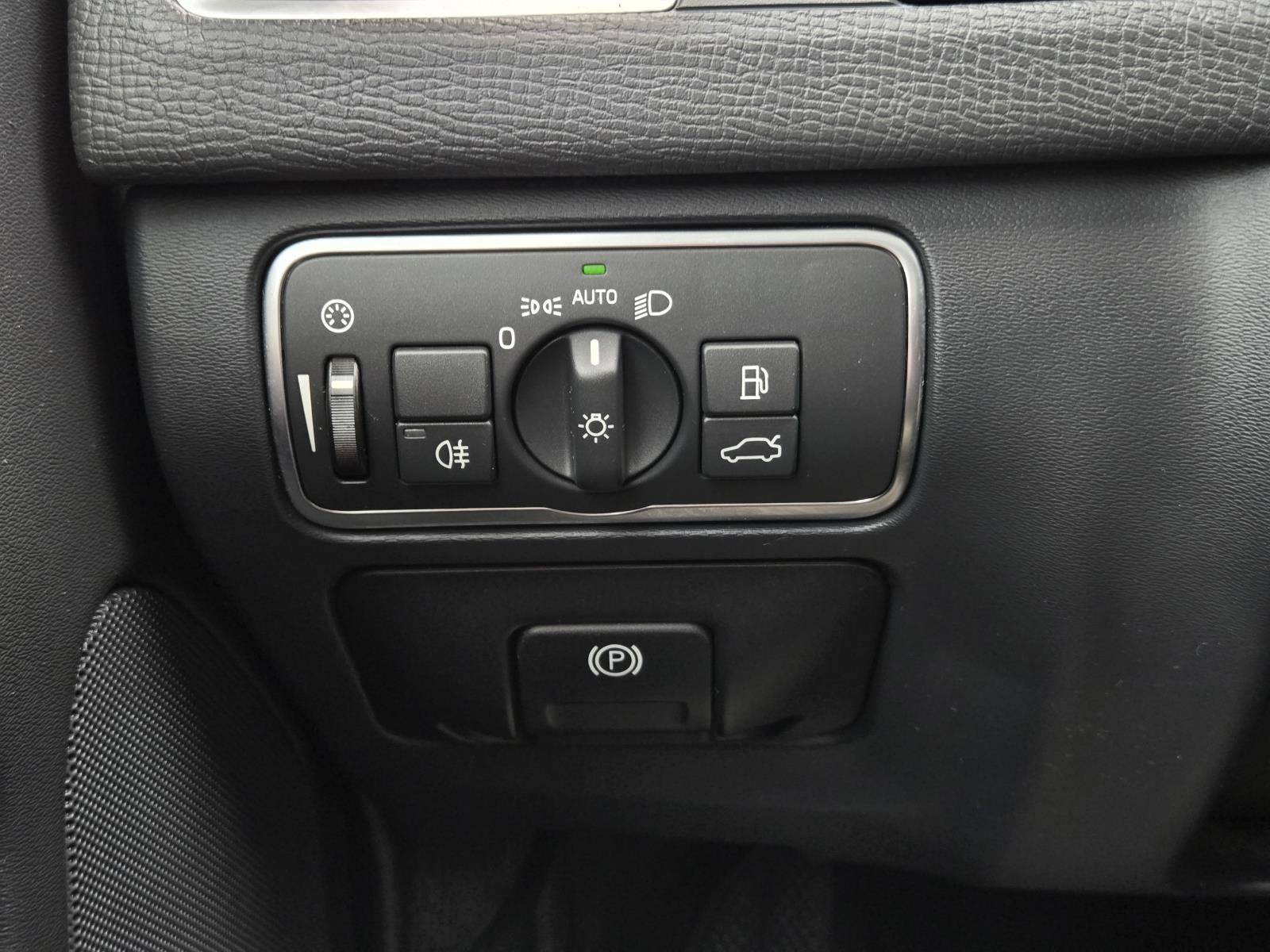 Used 2016 Ice White Volvo T5 Premier image 19