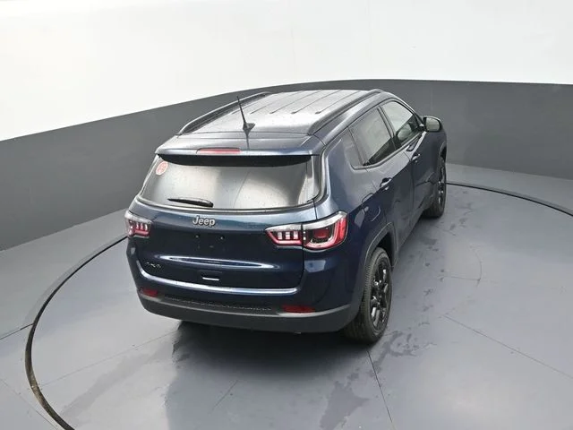 New 2026 Fathom Blue Pearl-Coat Exterior Paint Jeep Latitude image 17