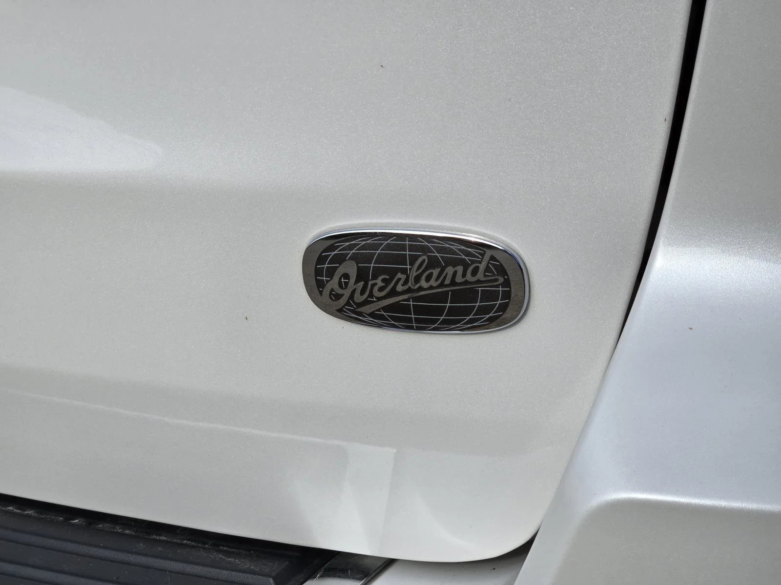 Used 2017 Ivory 3-Coat Jeep Overland image 10