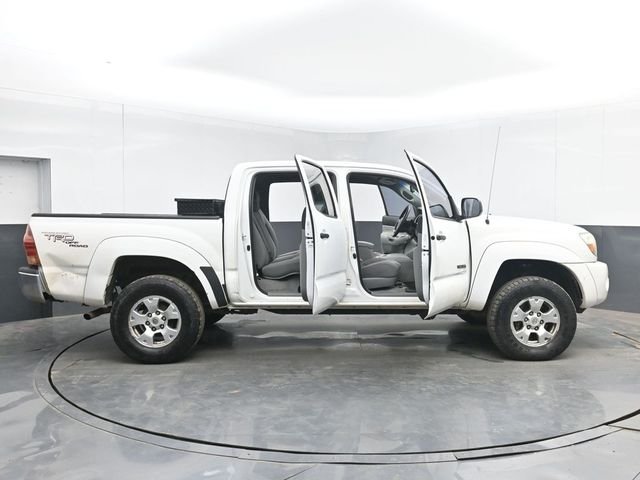 Used 2008 White Toyota Base image 45