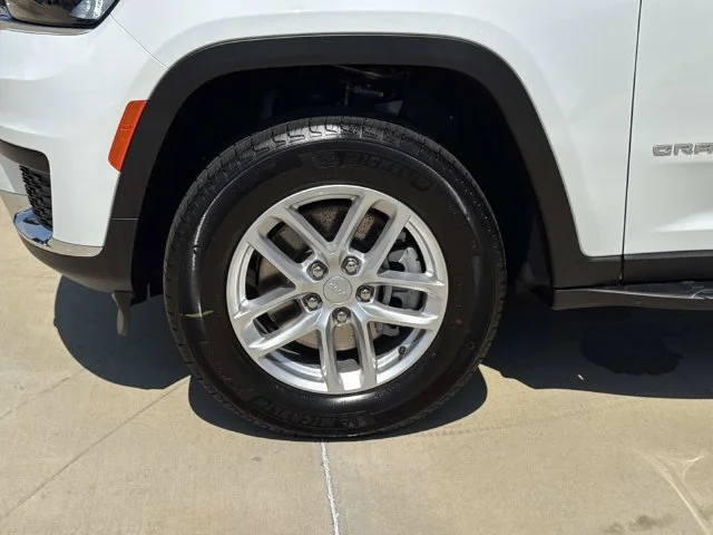 New 2026 Bright White Clear-Coat Exterior Paint Jeep Laredo X image 4