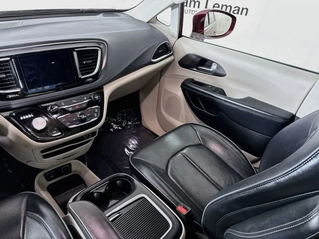 Used 2017 Red Chrysler Limited image 23