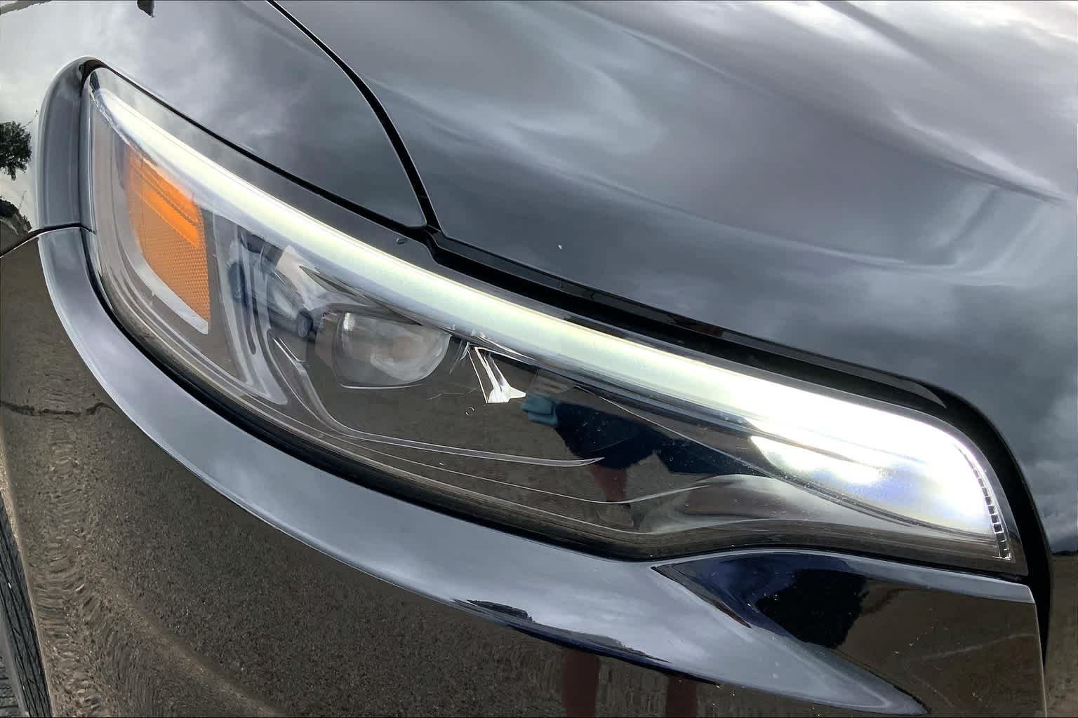 Used 2019 Diamond Black Crystal Pearlcoat Jeep Latitude Plus image 28