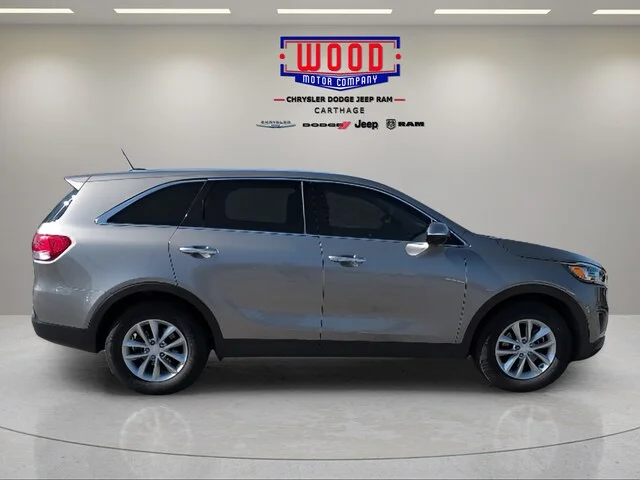 Used 2017 Titanium Silver Kia L image 2