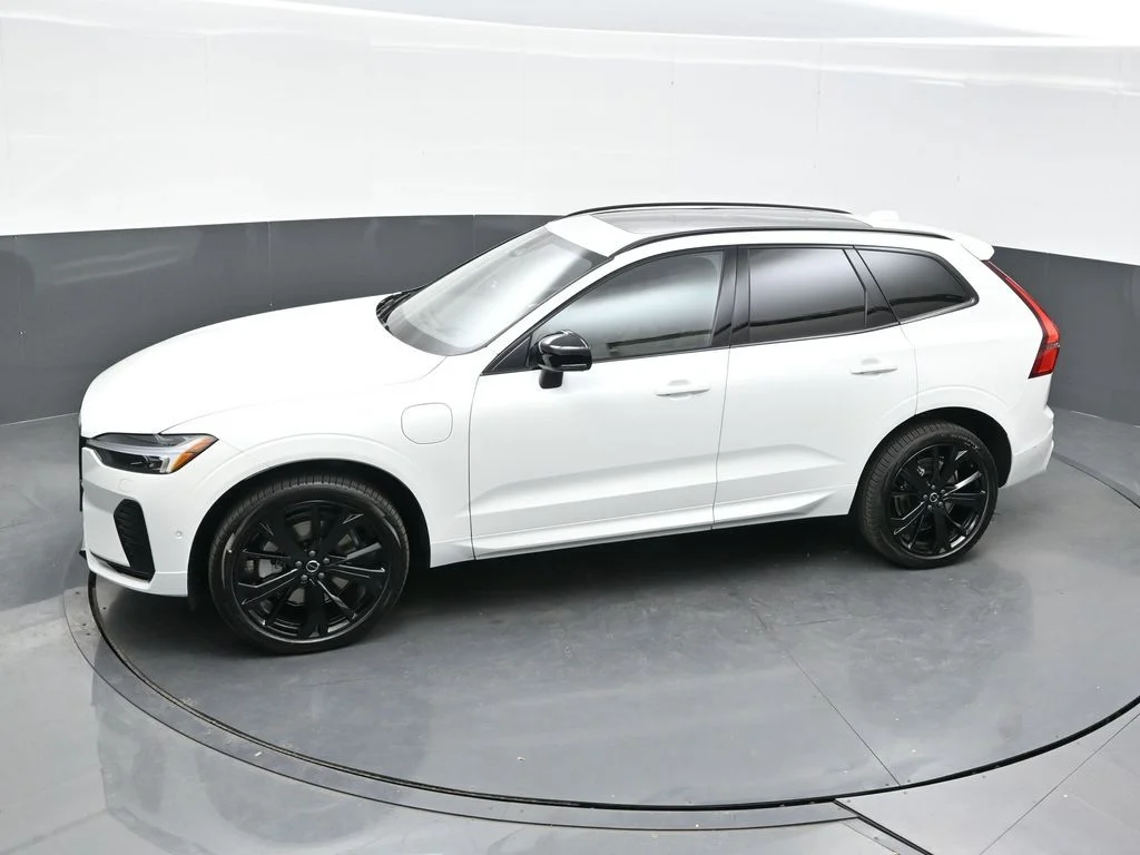 New 2026 Crystal White Volvo T8 Ultra Black Edition image 32