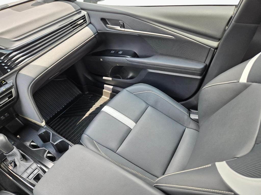 Used 2025  Toyota SE image 19