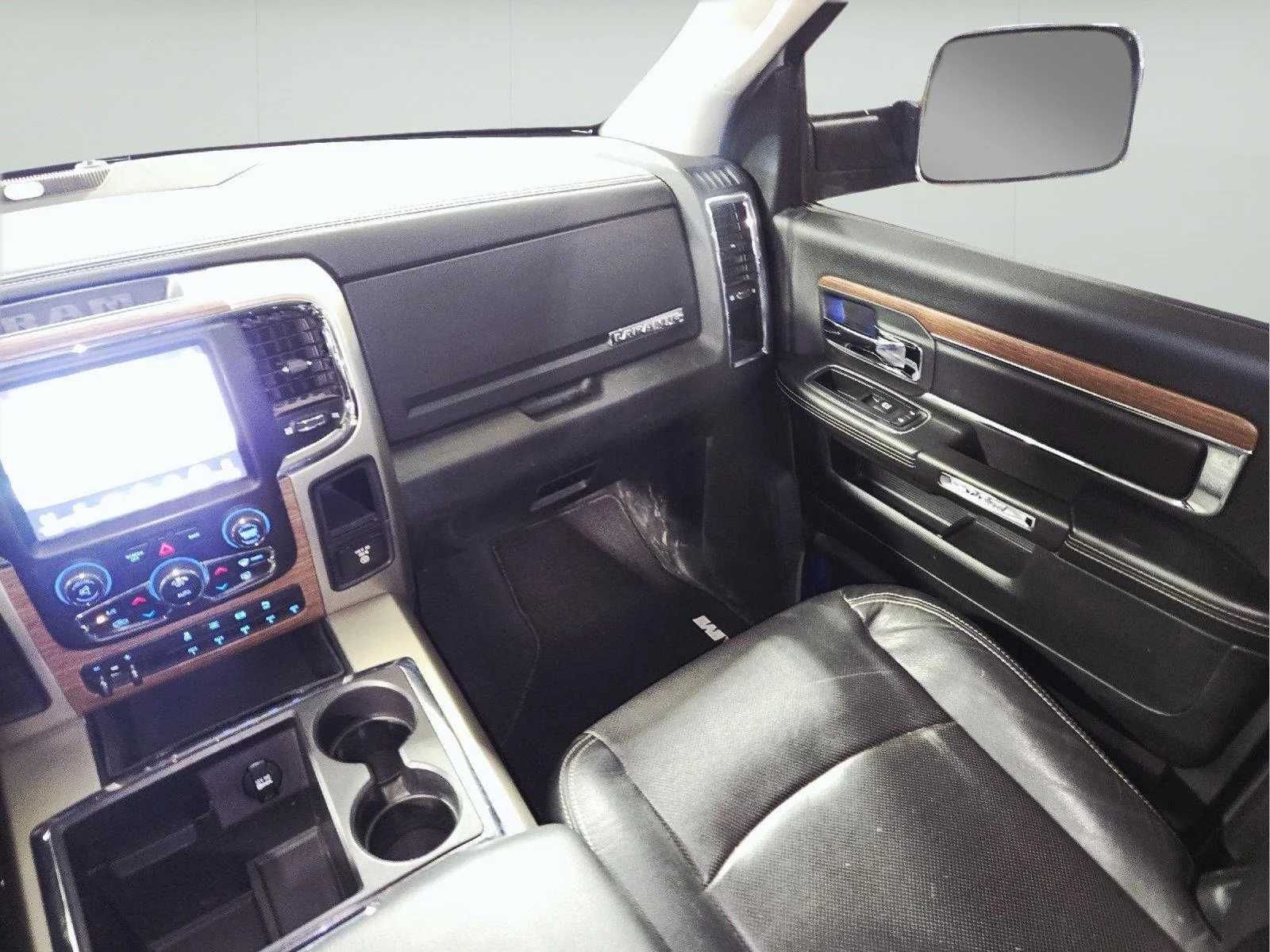 Used 2014 Bright Silver Metallic Clearcoat Ram Laramie image 33