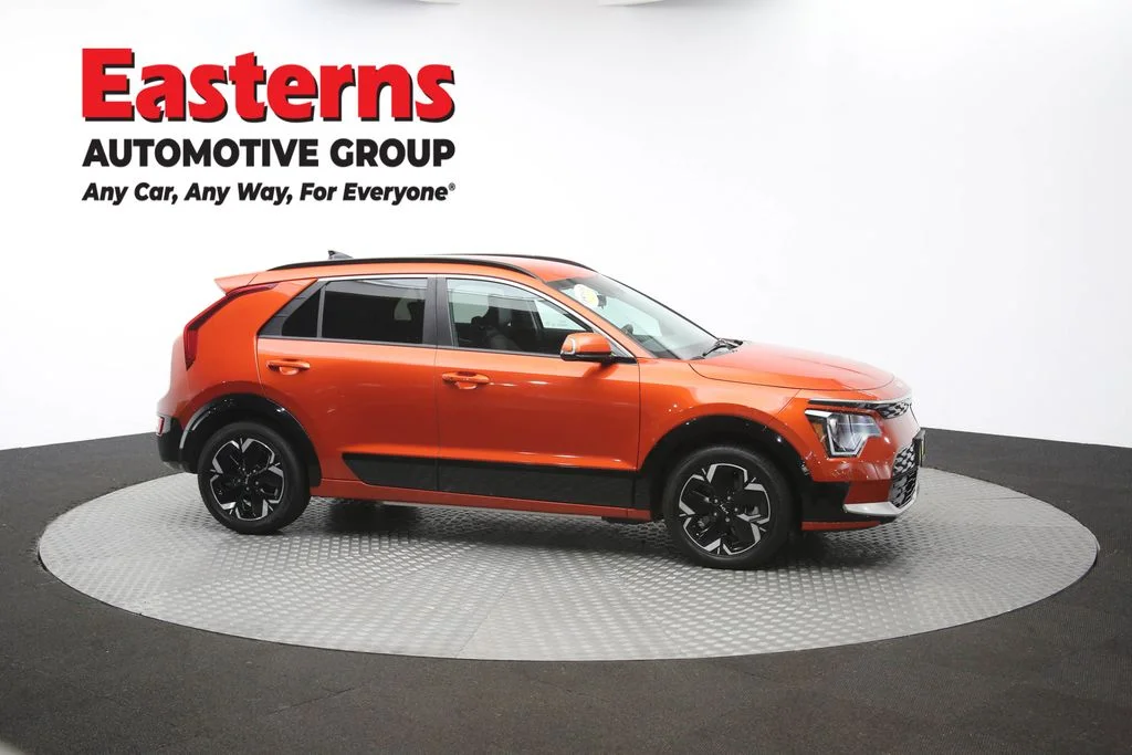 Used 2023 Red Kia Wind image 46