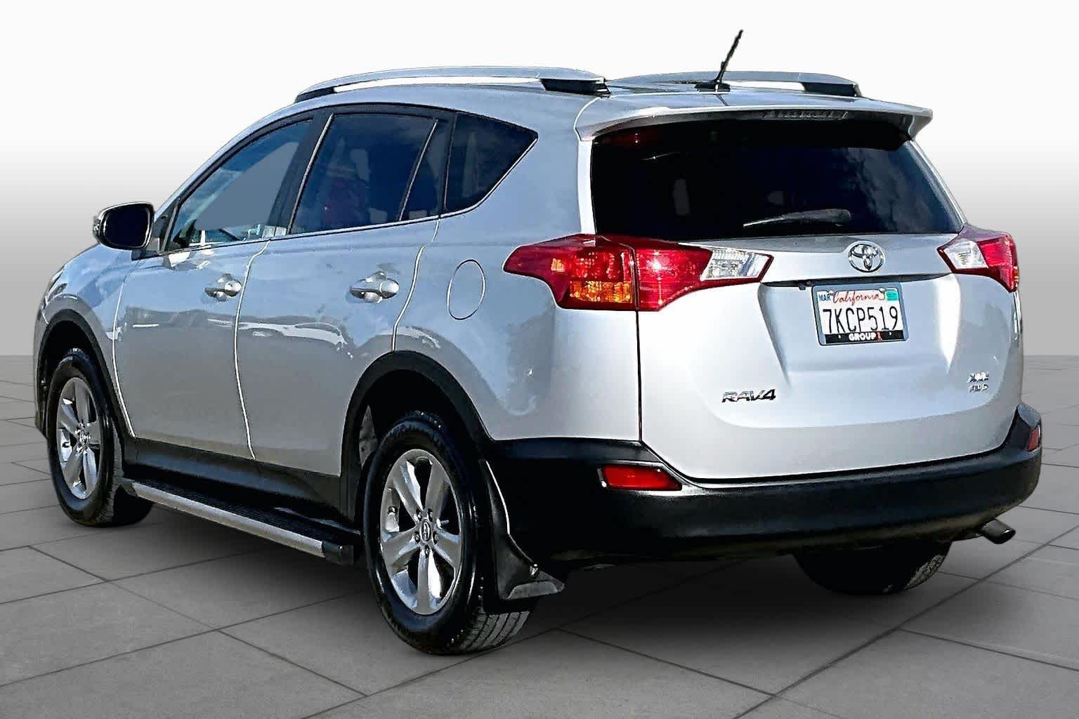 Used 2015 Classic Silver Metallic Toyota XLE image 11