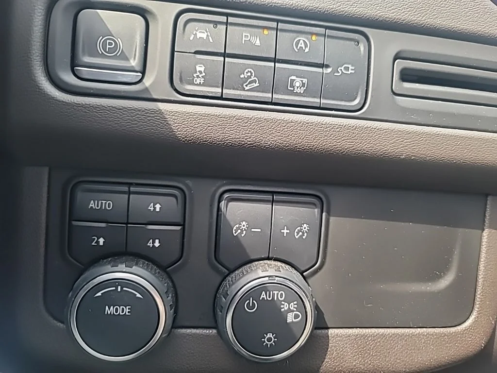 Used 2022 Gray Chevrolet Z71 image 22