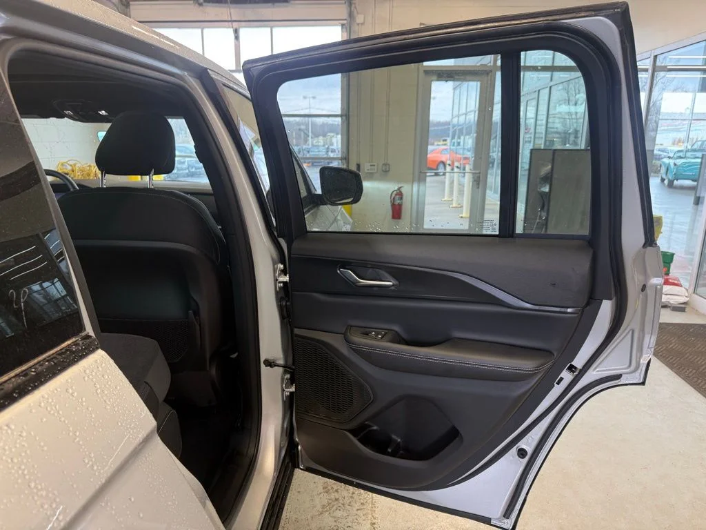 New 2026 Silver Zynith Exterior Paint Jeep Laredo X image 19
