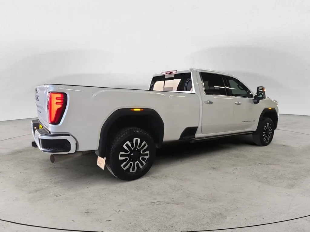 Used 2025 White Frost Tricoat GMC Denali Ultimate image 5