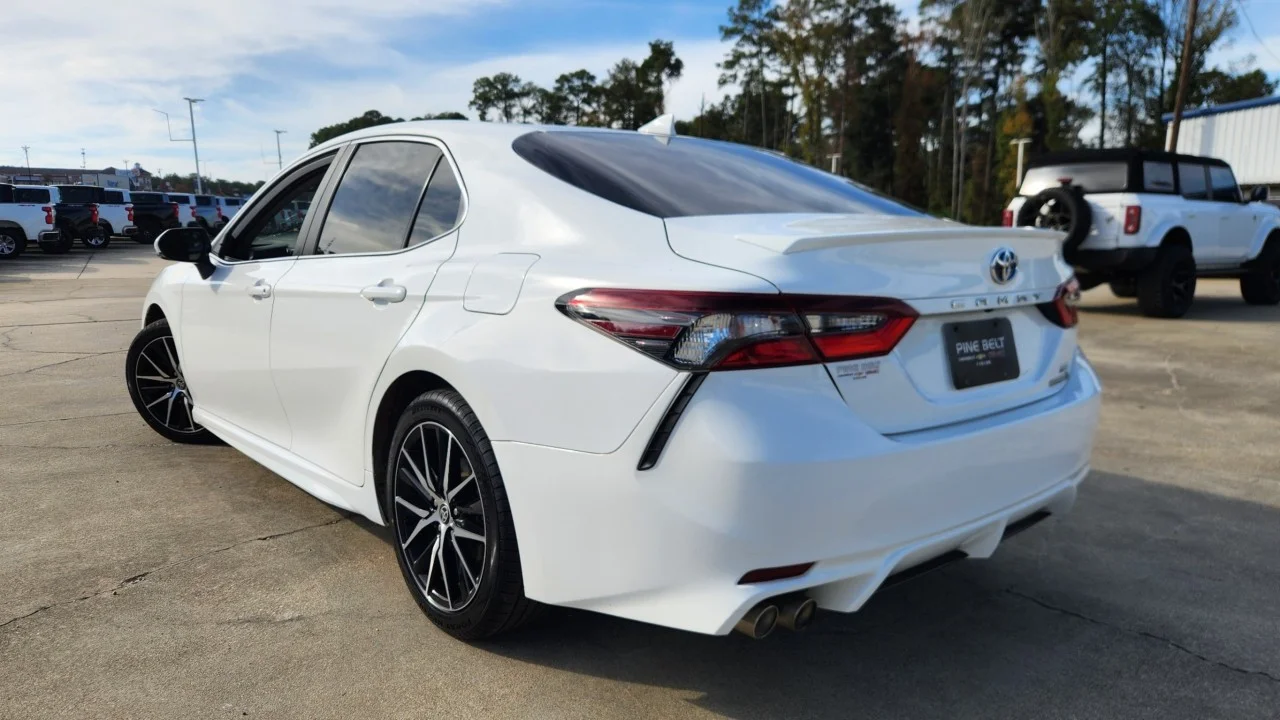 Used 2024  Toyota Hybrid SE image 5