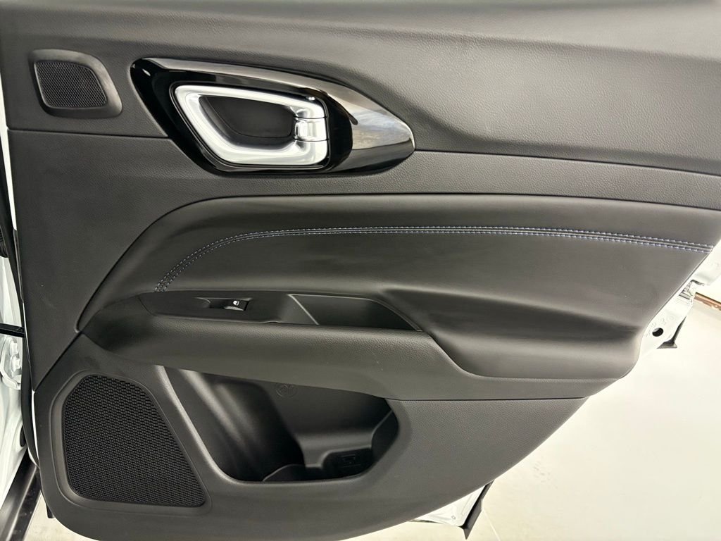 New 2026 Bright White Clear-Coat Exterior Paint Jeep Latitude image 40