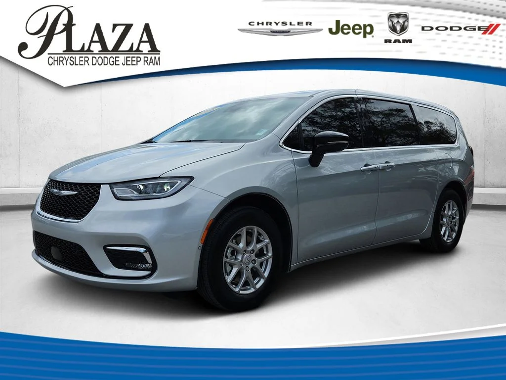 2026 Chrysler Pacifica Select's photo