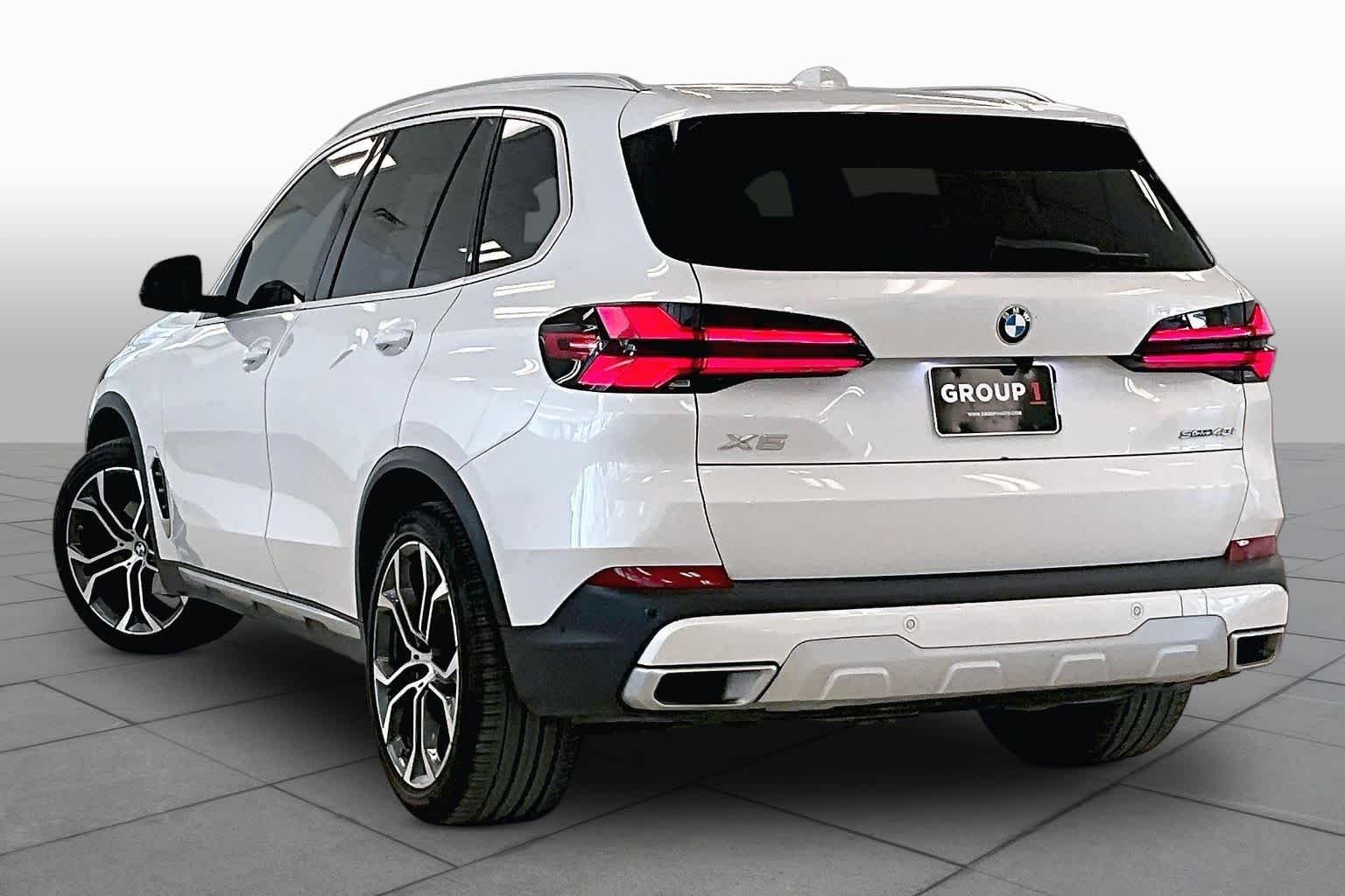 Used 2024 Mineral White Metallic BMW sDrive40i image 11