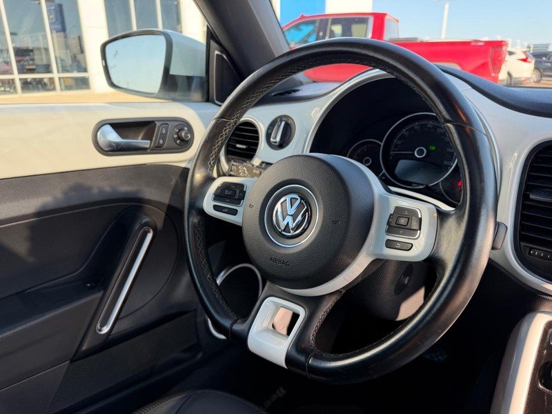Used 2018 Pure White Volkswagen SE image 11