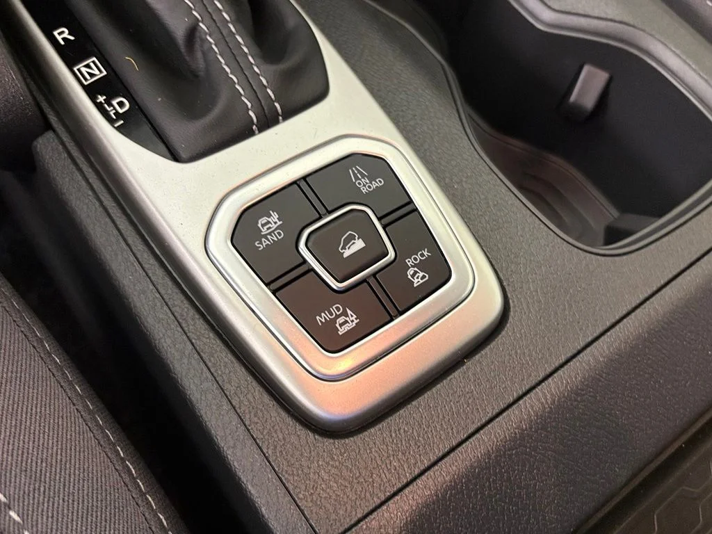 New 2026 Glacier White Nissan Crew Cab SV image 30