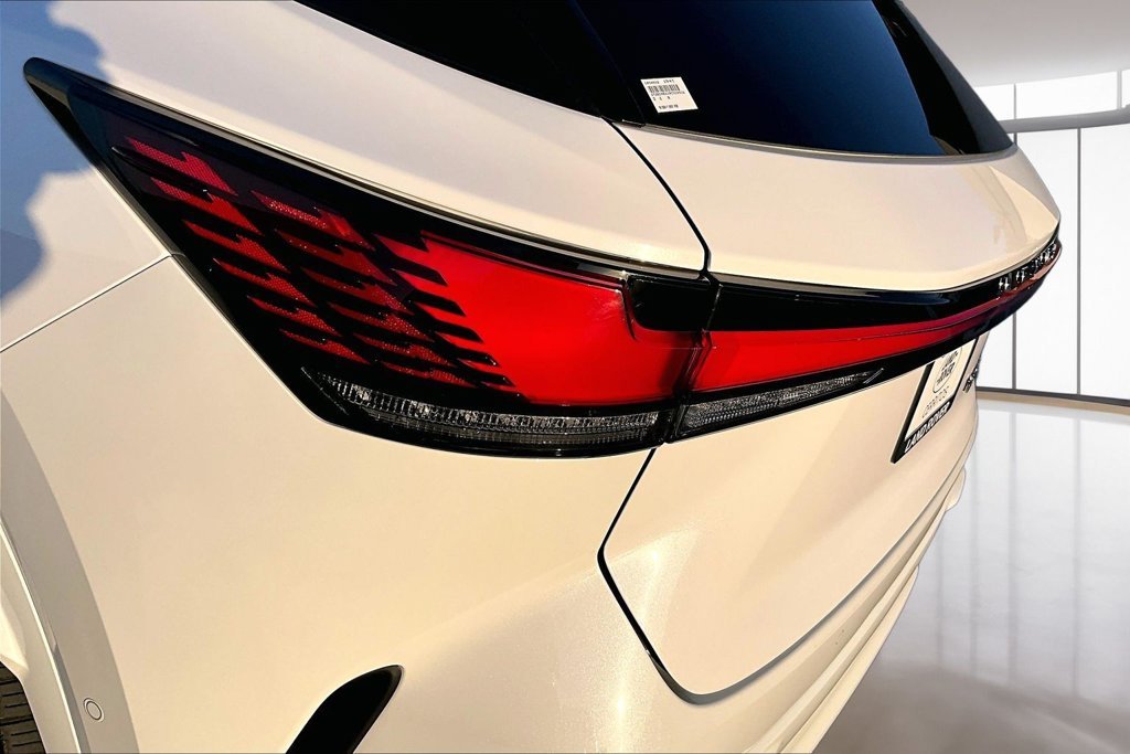 Used 2023 Ultra White Lexus 500h F SPORT Performance image 21